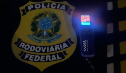 Picos: Homem é preso após ser flagrado dirigindo sob efeito de álcool. (Foto: Divulgação/PRF)