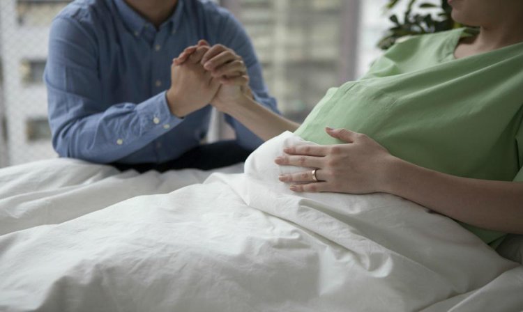 Sancionada lei que garante acompanhante para mulheres em consulta e exames.
