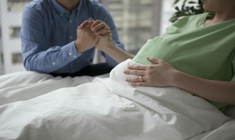 Sancionada lei que garante acompanhante para mulheres em consulta e exames.