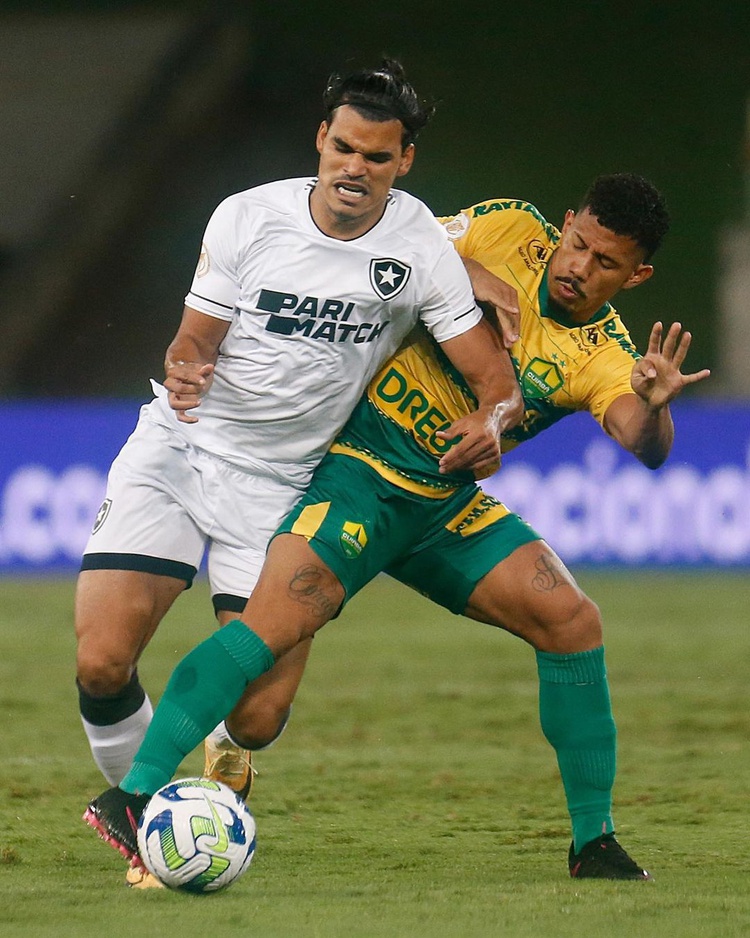 Tiquinho decide e Botafogo vence para ampliar vantagem no Brasileiro.