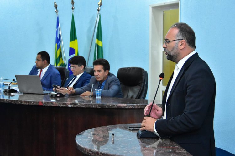 Vereadores aprovam projeto que muda horário das sessões na Câmara de Floriano.