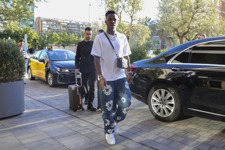 Vini Jr. se apresenta a Seleção Brasileira para amistosos na Espanha e Portugal.