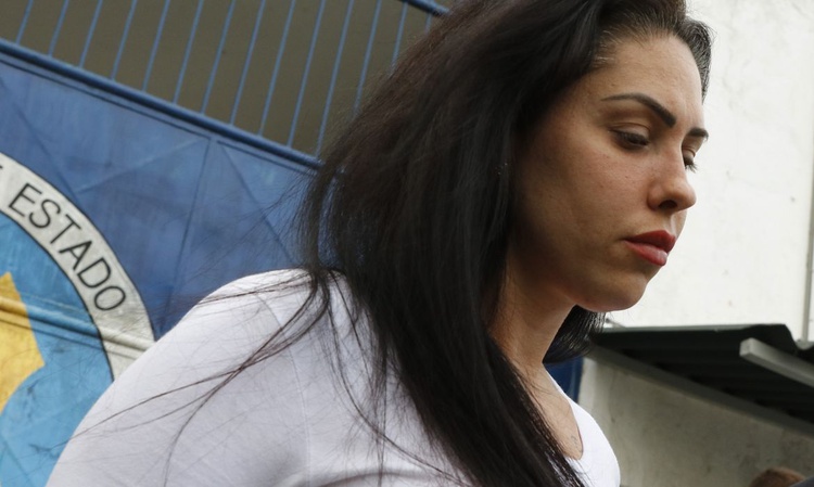 Acusada por morte do filho, Monique Medeiros volta à prisão.