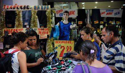 comércio, pessoas comprando roupa (Foto: Agência Brasil)