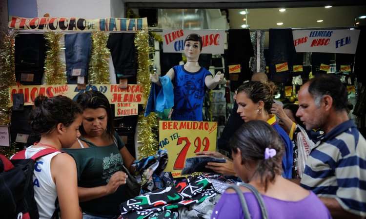 comércio, pessoas comprando roupa