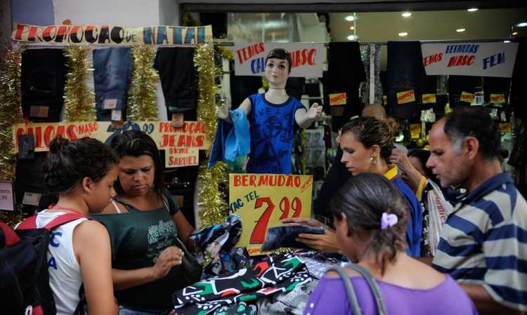 comércio, pessoas comprando roupa