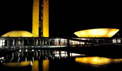Congresso Nacional com iluminação na cor amarela durante o mês de Julho. (Foto: Jonas Pereira/ Agencia Senado)