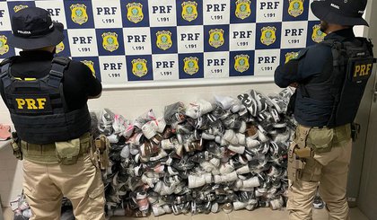 Em Floriano (PI): PRF apreende 174 calçados falsificados sendo transportados em um ônibus (Foto: Divulgação/PRF)