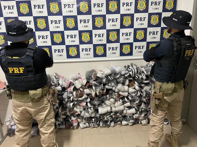 Em Floriano (PI): PRF apreende 174 calçados falsificados sendo transportados em um ônibus