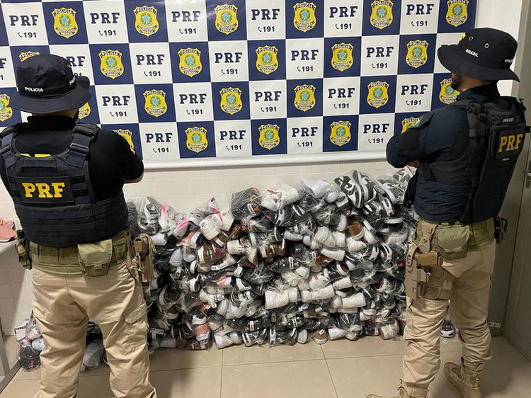 Em Floriano (PI): PRF apreende 174 calçados falsificados sendo transportados em um ônibus