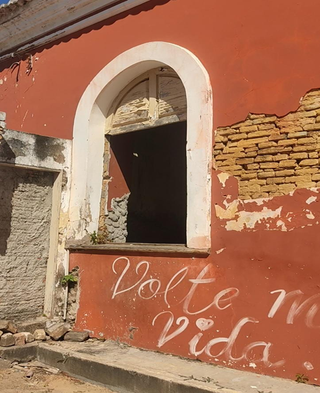 Foto atual da fachada do prédio do Estabelecimento Rural São Pedro de Alcântara. Floriano, Piauí, Brasil, 21/06/20023. Janela arrancada e subtraída por ação de vandalismo.