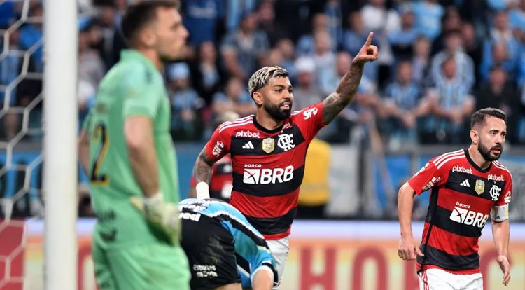 Gabigol comemora o primeiro gol do Flamengo contra o Grêmio.