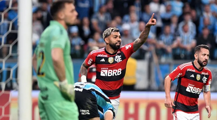 Gabigol comemora o primeiro gol do Flamengo contra o Grêmio.