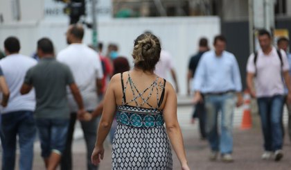mulher andando, pedestre (Foto: Cecília Bastos/USP Imagens)