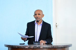 O Elio Ferreira proferindo a palestra “História do Estabelecimento Rural São Pedro de Alcântara: os libertos da nação pela Lei do Ventre Livre d 1873, no Piauí. AUNDIÊNCIA PÚBLICA na Câmara Municipal de Floriano, Piauí, Brasil, 25/05/2025.