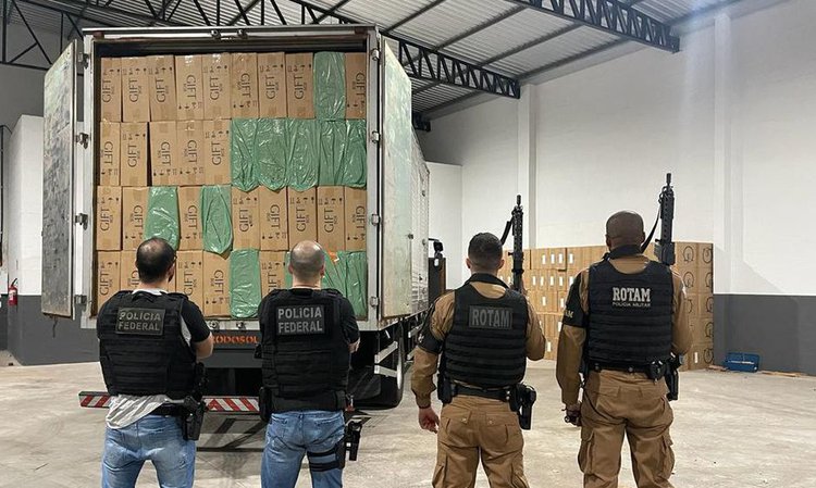 Polícia Federal combate contrabando de cigarros do Paraguai.