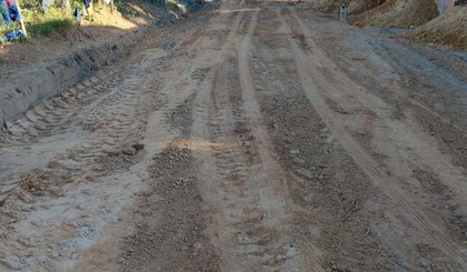 Ruas dos bairros Cajueiro II e Alto da Cruz recebem piçarra. (Foto: Reprodução)