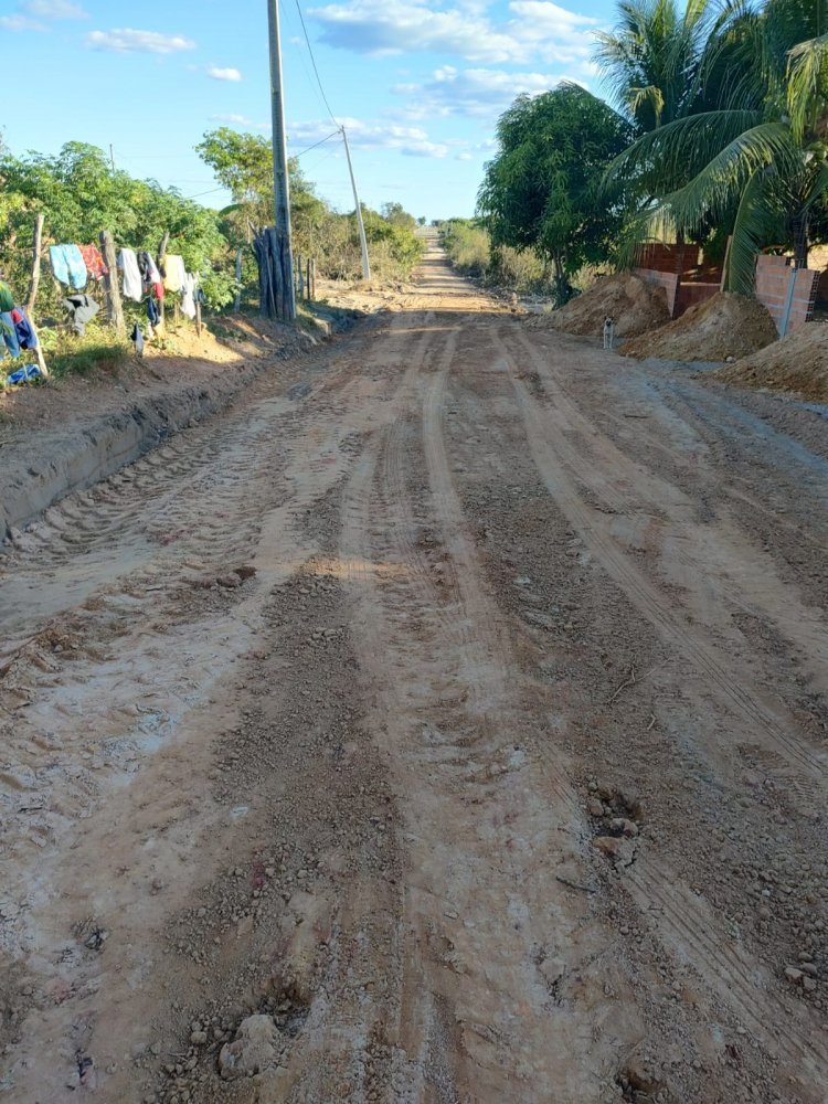 Ruas dos bairros Cajueiro II e Alto da Cruz recebem piçarra.