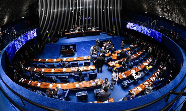 Senado aprova programa para expandir escolas em tempo integral.
