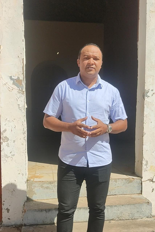 Vereador Ancelmo Jorge. Ao fundo abertura onde a porta da fachada principal do prédio fora subtraída por ação de vandalismo. Floriano, Piauí, Brasil, 21/06/2023.