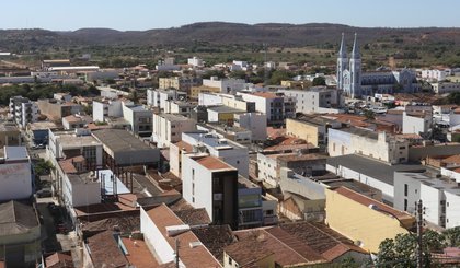 Ao fundo está a Catedral de Nossa Senhora dos Remédios, em Picos. (Foto: Thiago Amaral/Setur)