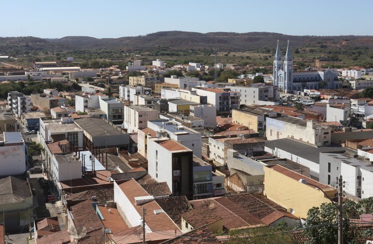Ao fundo está a Catedral de Nossa Senhora dos Remédios, em Picos.