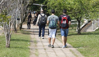 estudantes mochilas universidade (Foto: Marcos Santos/USP Imagens)