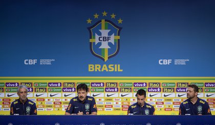 Fernando Diniz e os novos integrantes da comissão técnica durante a entrevista coletiva. (Foto: Thais Magalhães/CBF)