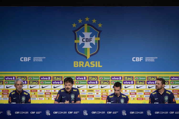 Fernando Diniz e os novos integrantes da comissão técnica durante a entrevista coletiva.