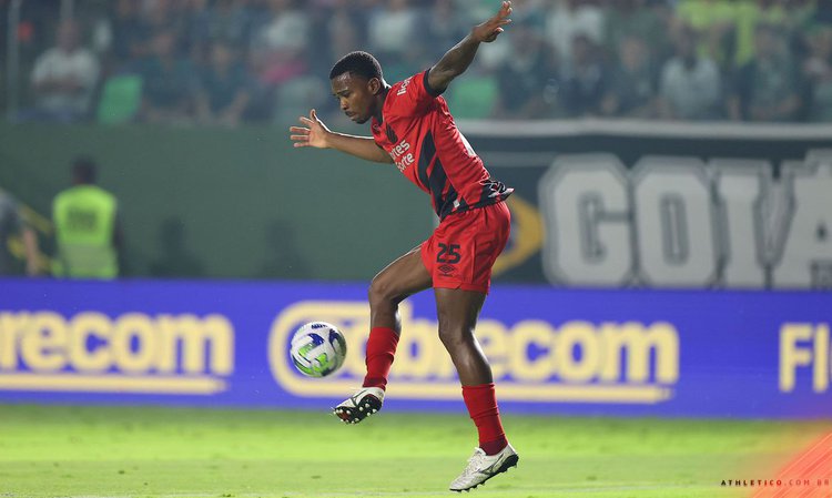 Goiás arranca empate com o Athletico-PR na Serrinha.