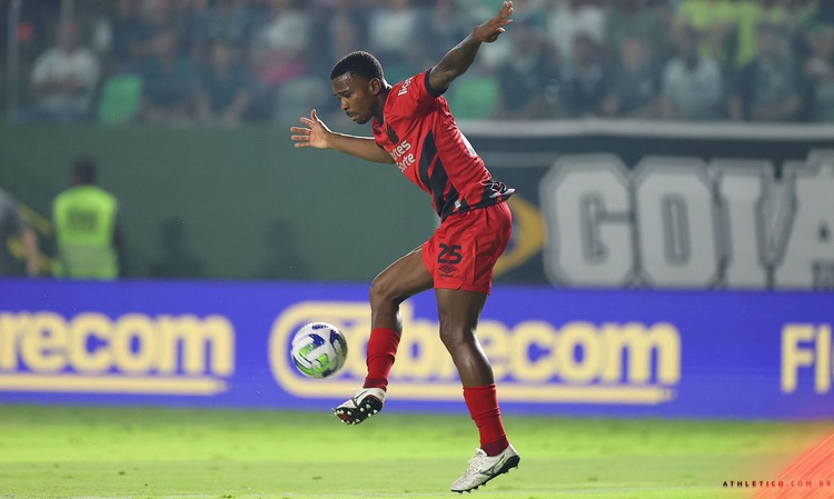 Goiás arranca empate com o Athletico-PR na Serrinha.