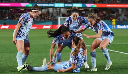 Jogadoras da Espanha comemoram gol contra a Suíça. (Foto: Reprodução/Buda Mendes/Getty Images)
