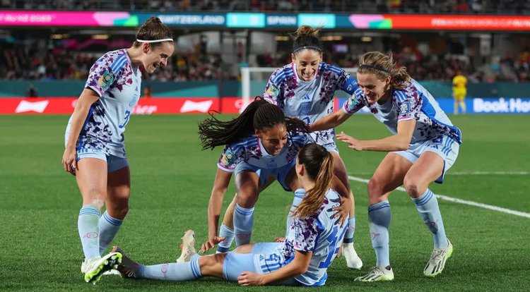Jogadoras da Espanha comemoram gol contra a Suíça.