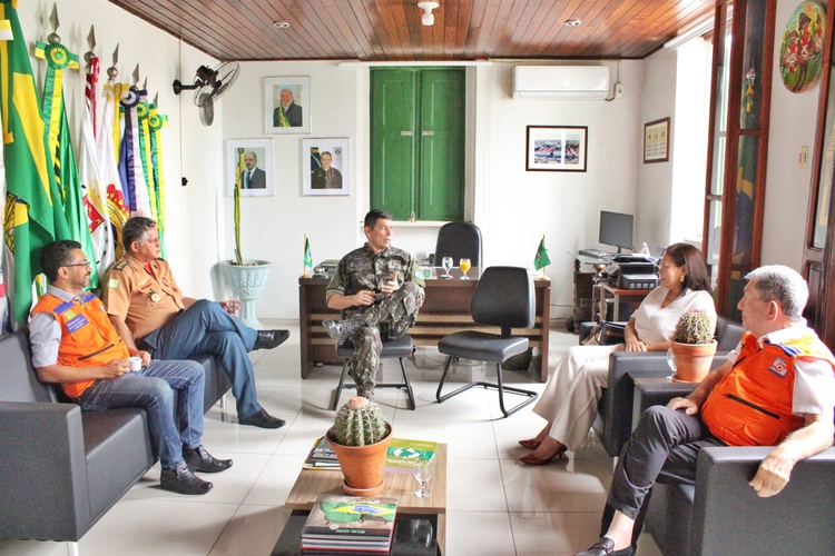 Uma equipe da Sedc visitou o comandante do 25° Batalhão de Caçadores em Teresina.