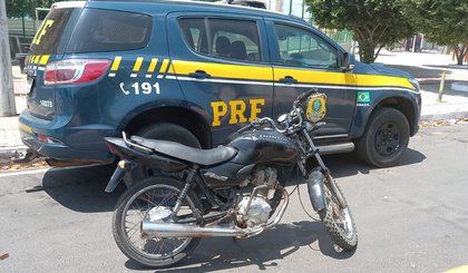 Além do registro de furto, o veículo também encontrava-se com sinais de adulteração. (Foto: Divulgação/PRF)