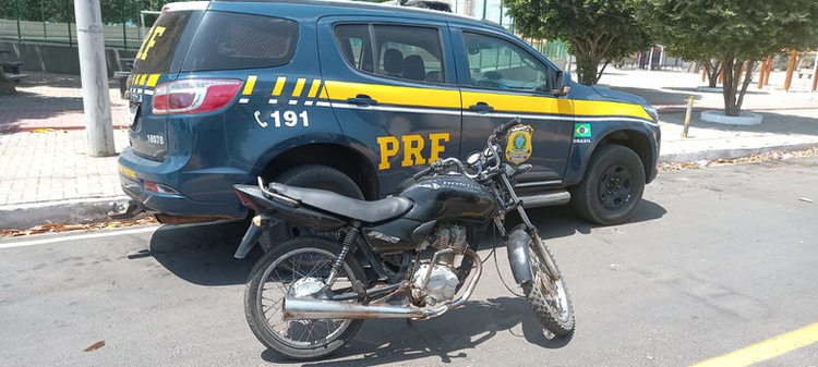 Além do registro de furto, o veículo também encontrava-se com sinais de adulteração.