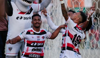 Euforia dos jogadores do Ferroviário com o gol de Ciel: 2 a 1 para o time cearense. (Foto: Lucas Emanuel / FCF)