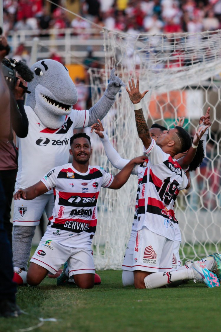 Euforia dos jogadores do Ferroviário com o gol de Ciel: 2 a 1 para o time cearense.