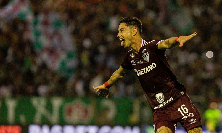 Flu arranca vitória contra o Fortaleza e cola no G4 do Brasileirão.