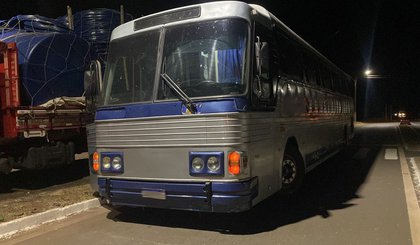 Ônibus com restrição judicial é flagrado pela PRF transitando com placa adulterada em Picos (PI). (Foto: Divulgação/PRF)