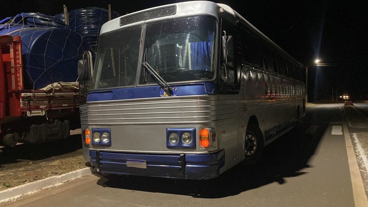 Ônibus com restrição judicial é flagrado pela PRF transitando com placa adulterada em Picos (PI).