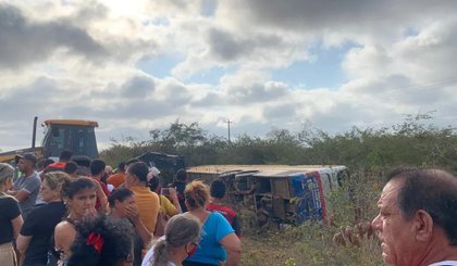 Ônibus com romeiros de Teresina tomba em estrada de Pernambuco. (Foto: Reprodução/g1 Piauí)