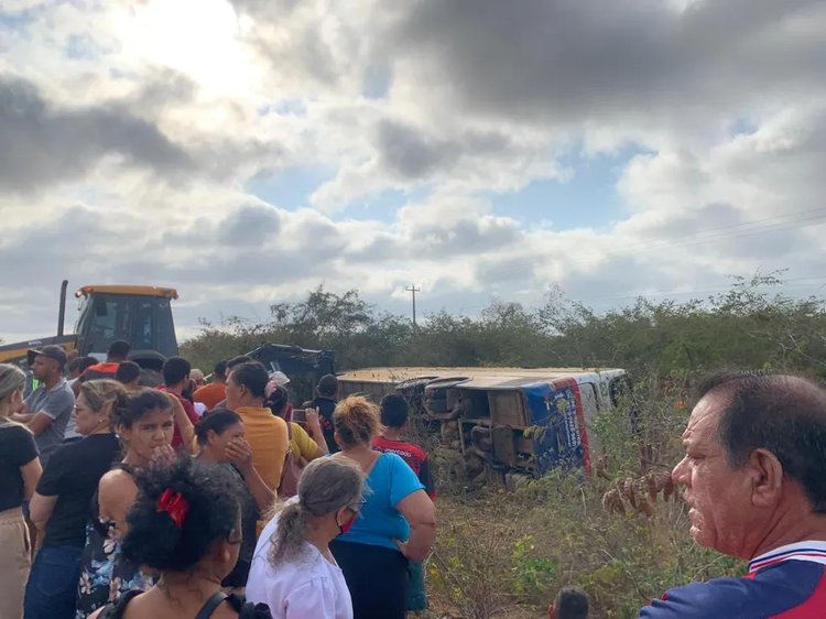 Ônibus com romeiros de Teresina tomba em estrada de Pernambuco.