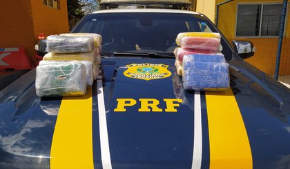 PRF descobre mais de 20kg de maconha em veículo. (Foto: Divulgação/PRF)
