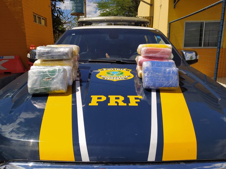 PRF descobre mais de 20kg de maconha em veículo.