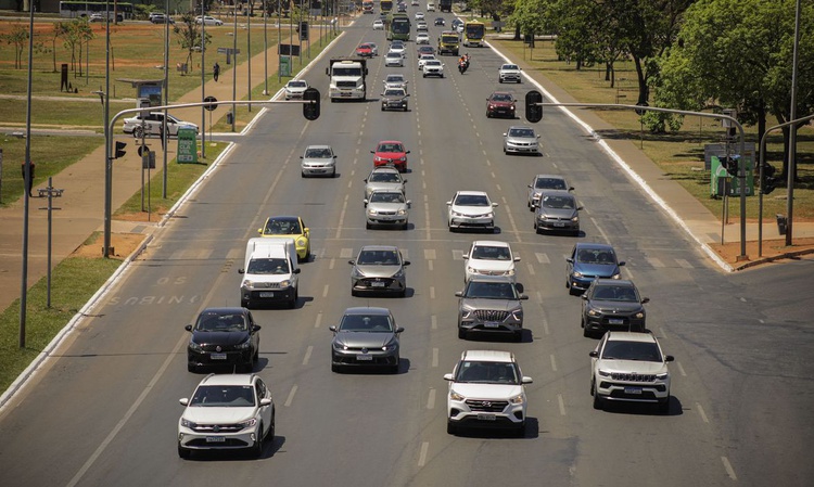 trânsito carros avenida