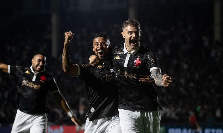 Vasco goleia Coritiba em reencontro com torcida em São Januário.