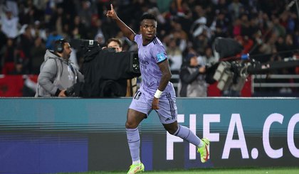 Vini Jr e Debinha estão entre os finalistas ao prêmio Bola de Ouro. (Foto: Reprodução/X/FIFA WOLRD CUP)
