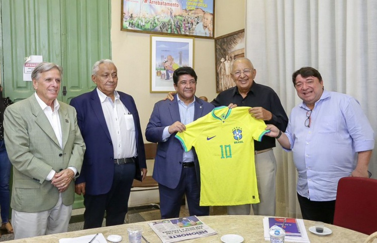 Ednaldo oferece camisa da Seleção ao prefeito de Teresina