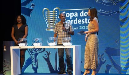 Ídolo do futebol do Piauí, Sima participou do sorteio (Foto: Lesley Ribeiro/CBF)